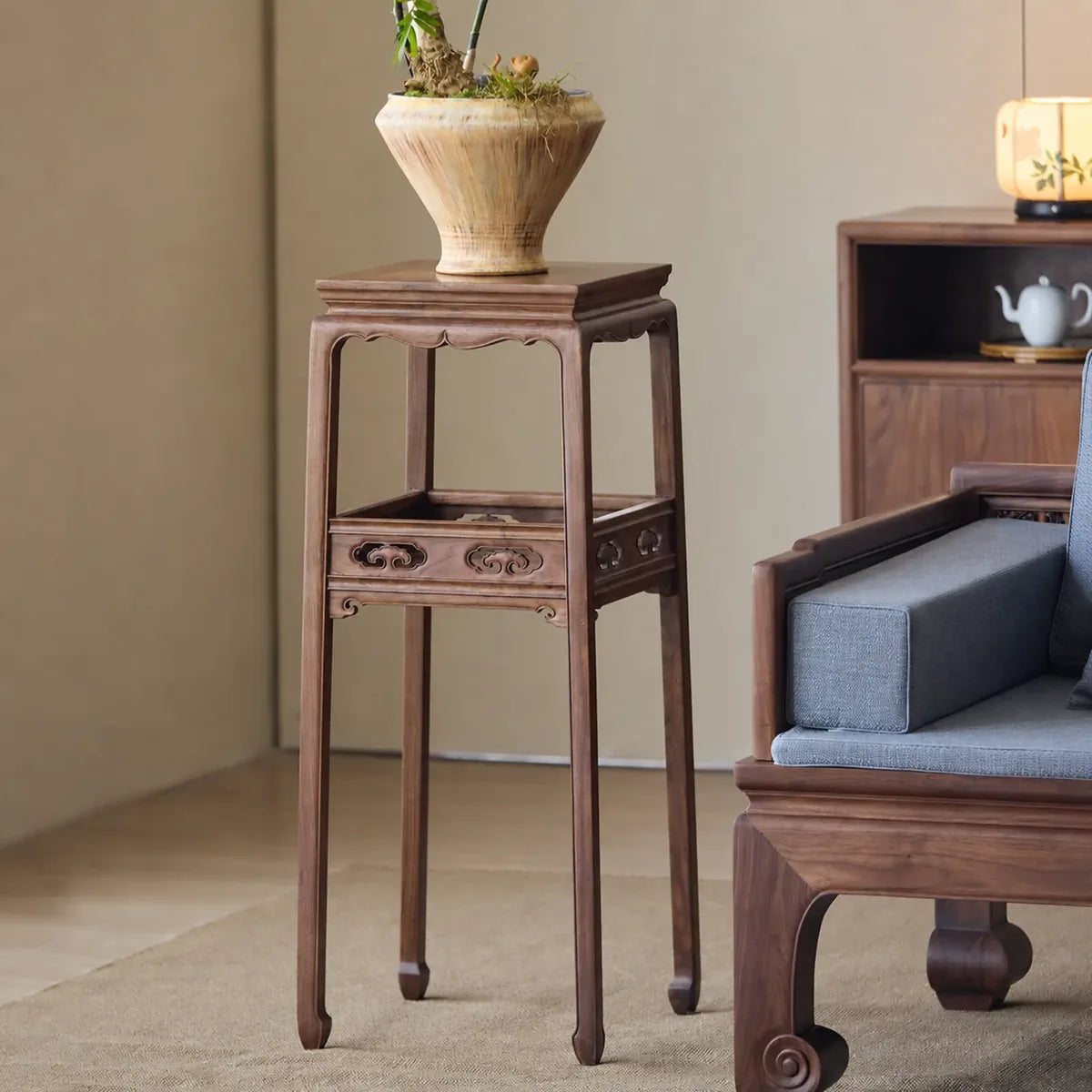North American black walnut horseshoe-leg flower stand