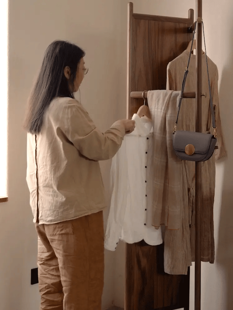 Animated demonstration of the garment rack in use